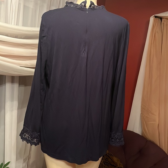 EUC Navy Chico’s lace blouse - Picture 7 of 16